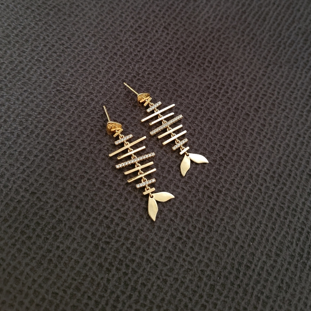 Rachel Zoe Gold💛 Fish🐠 Bone🦴 Earrings - NIB - Picture 9 of 15